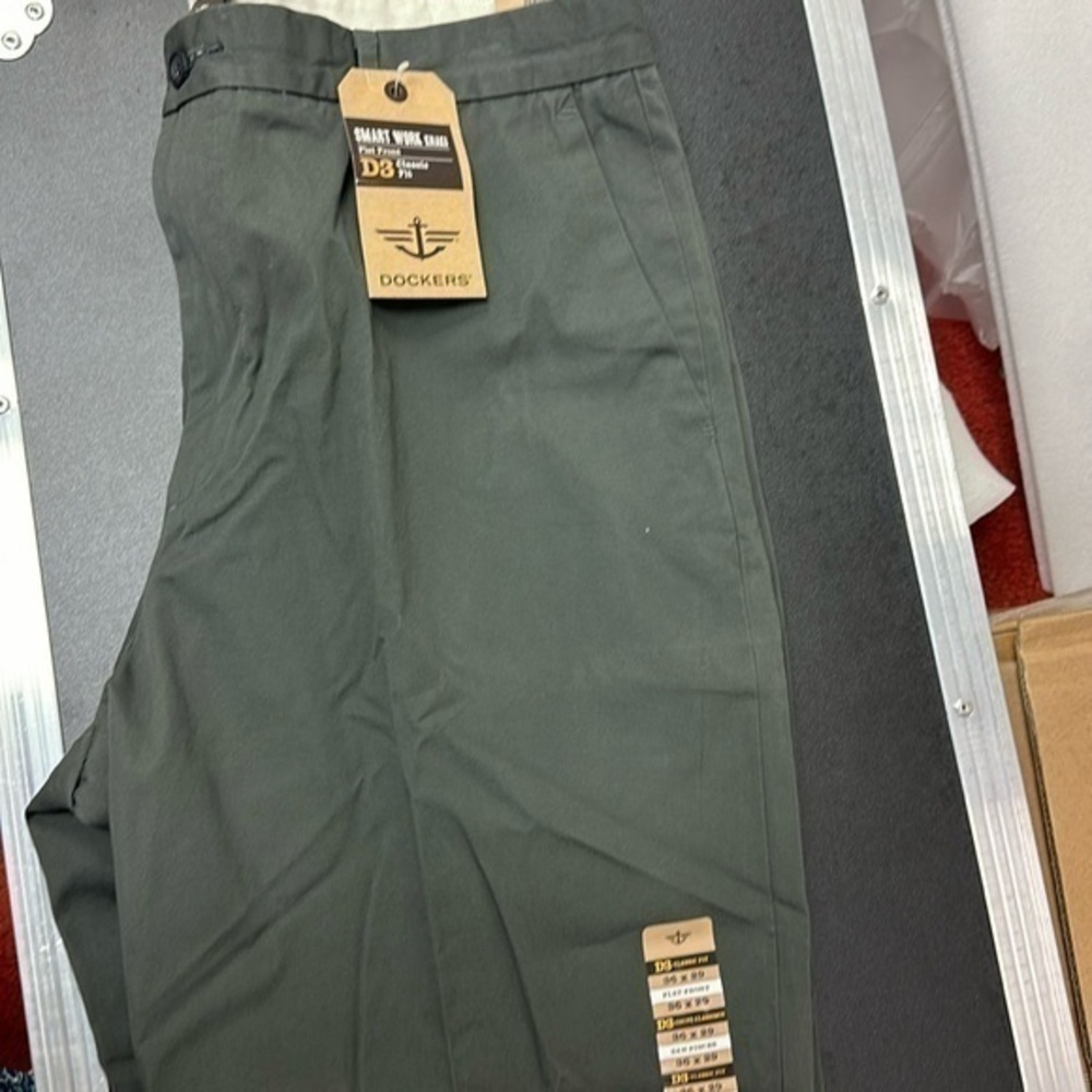 NWT Dockers men’s Smart work khaki fit D3 flat front size w 36 L 29